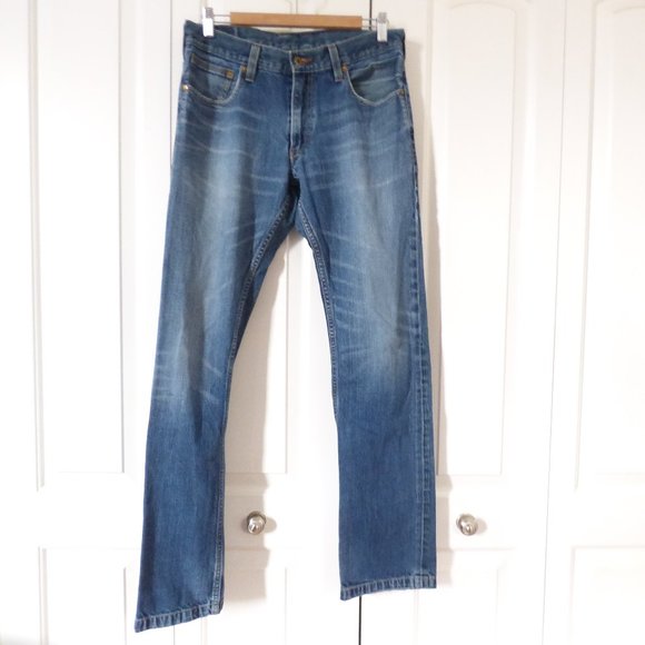 Levi's Straight Cut Jeans in Medium Blue Wash. - Picture 1 of 10